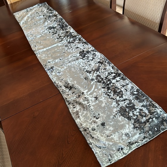 Nicole Miller crushed velvet table runner - Picture 3 of 6